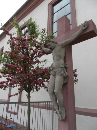 Kruzifixus vor der Kuratiekirche St. Ägidius, Holzkirchhausen Kruzifixus vor der Kuratiekirche St. Ägidius, Holzkirchhausen