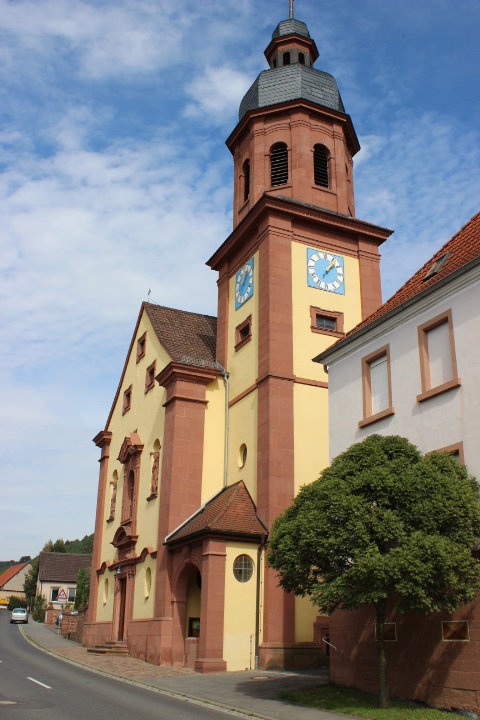 Außenansicht der Pfarrkirche Mariä Himmelfahrt in Böttigheim