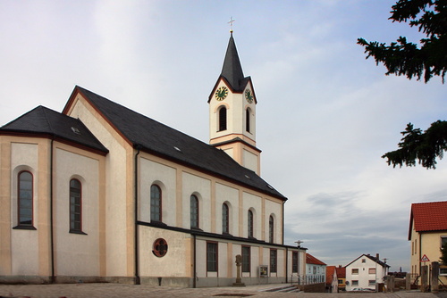 Außenansicht der Pfarrkirche St. Bartholomäus in Kist Außenansicht der Pfarrkirche St. Bartholomäus in Kist