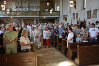 Einzug in die Kirche