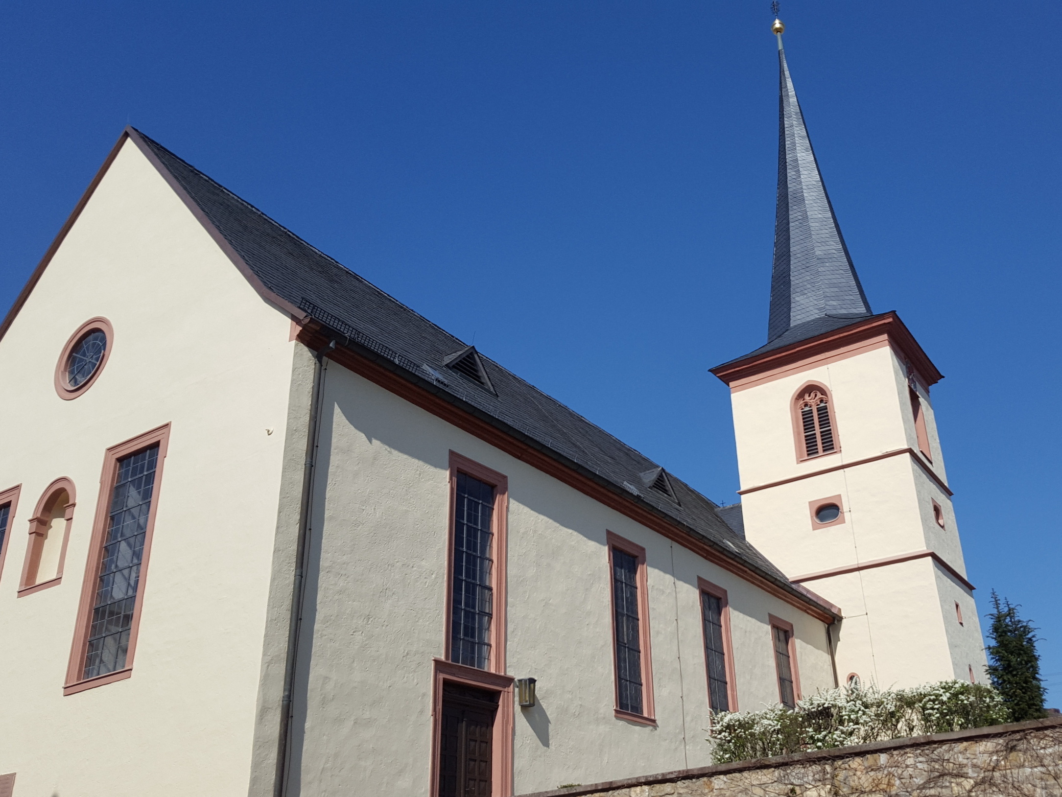 Außenansicht der Pfarrkirche St. Bartholomäus in Greußenheim