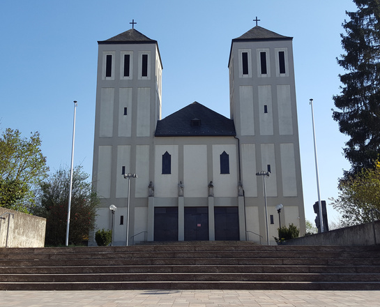 Außenansicht der Pfarrkirche St. Bartholomäus in Waldbüttelbrunn