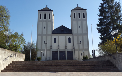 Außenansicht der Pfarrkirche St. Bartholomäus in Waldbüttelbrunn