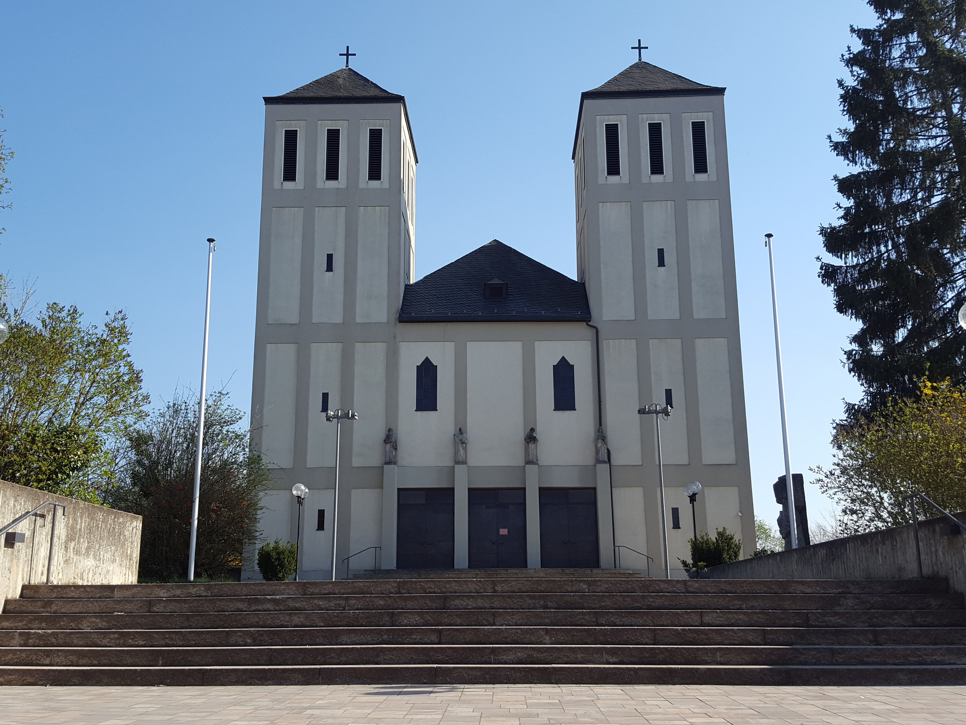 Außenansicht der Pfarrkirche St. Bartholomäus in Waldbüttelbrunn