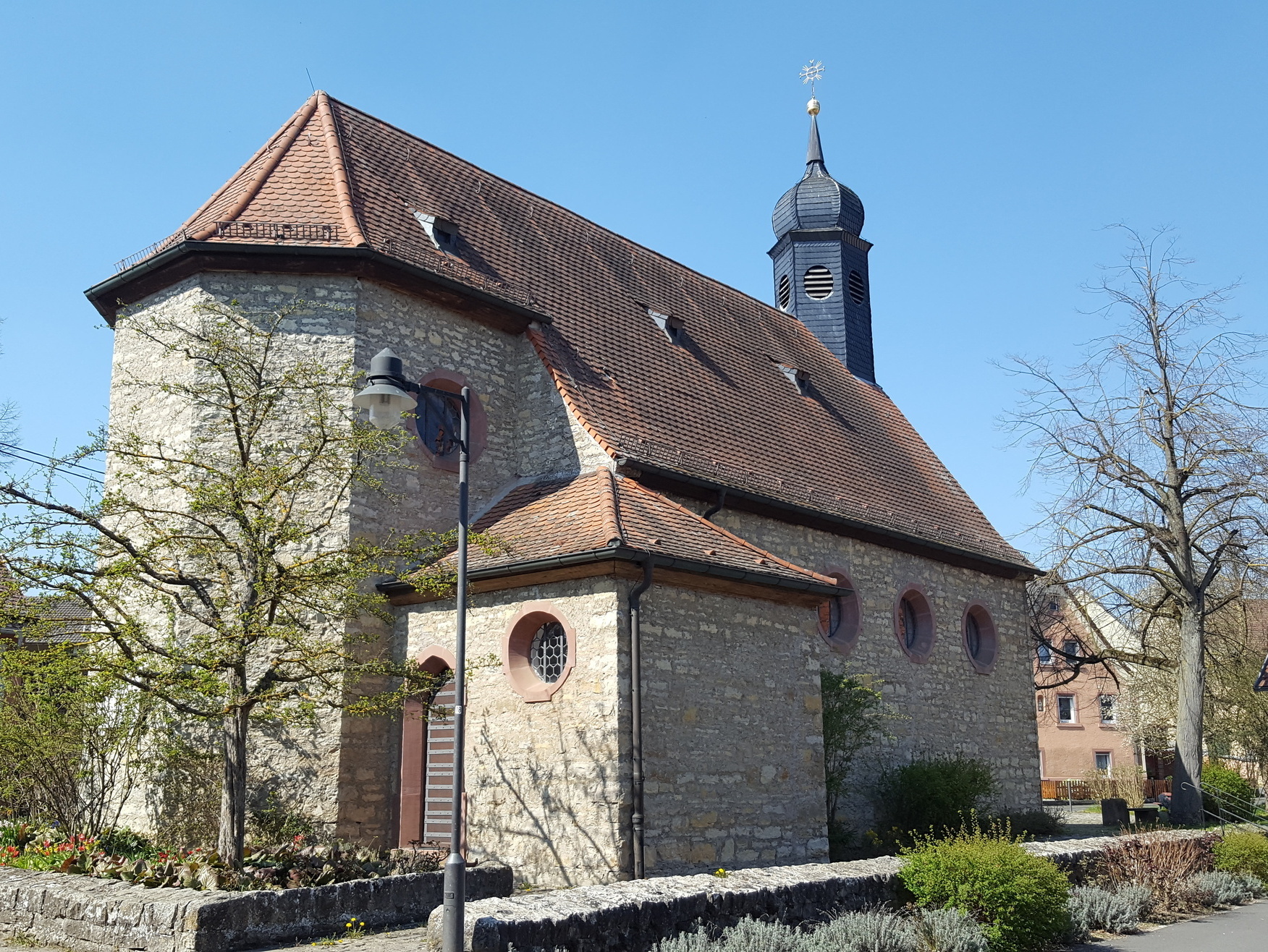Außenansicht der Filialkirche St. Kilian in Mädelhofen