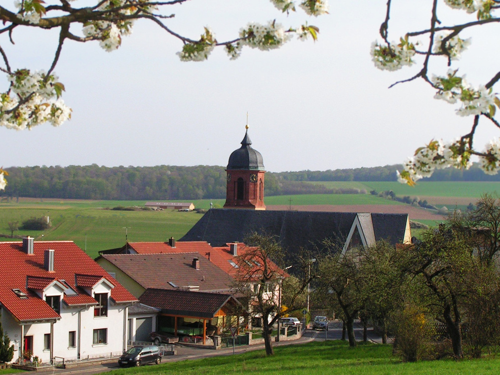 Außenansicht der Pfarrkirche St. Martin in Helmstadt