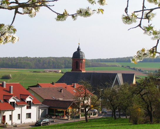 Außenansicht der Pfarrkirche St. Martin in Helmstadt