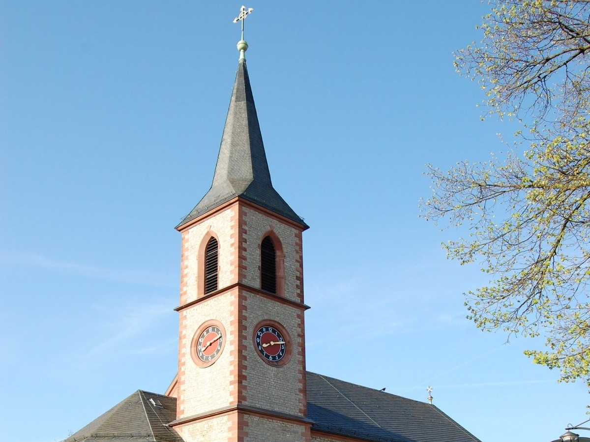 Außenansicht der Pfarrkirche St. Norbert, Waldbrunn