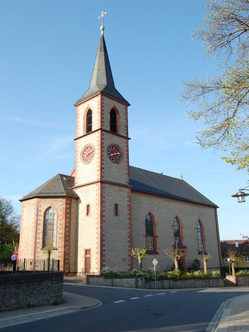 Außenansicht der Pfarrkirche St. Norbert, Waldbrunn Außenansicht der Pfarrkirche St. Norbert, Waldbrunn