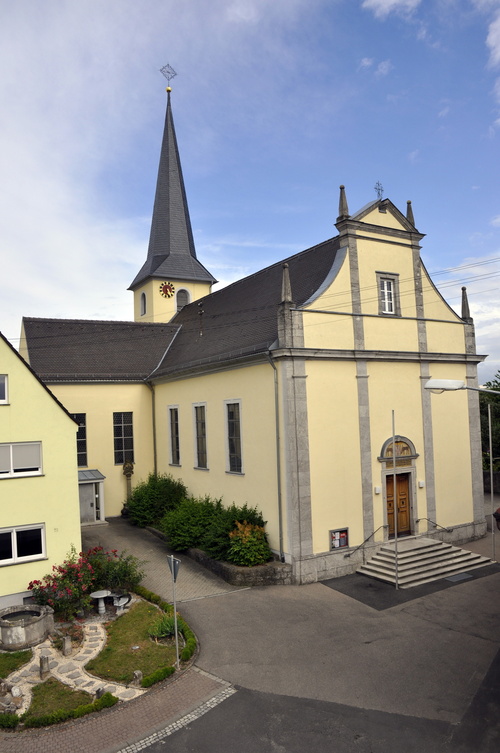 Außenansicht der Pfarrkirche St. Stephanus in Gaubüttelbrunn Außenansicht der Pfarrkirche St. Stephanus in Gaubüttelbrunn
