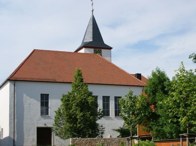 Außenansicht der Pfarrkirche St. Nikolaus in Moos