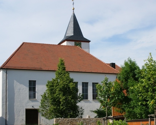 Außenansicht der Pfarrkirche St. Nikolaus in Moos