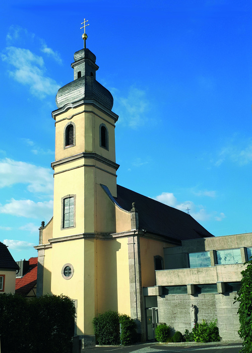 Außenansicht der Pfarrkirche St. Martin in Kleinrinderfeld Außenansicht der Pfarrkirche St. Martin in Kleinrinderfeld