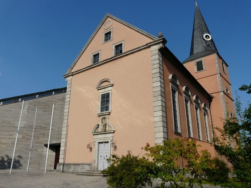 Außenansicht der Pfarrkirche St. Michael in Kirchheim Außenansicht der Pfarrkirche St. Michael in Kirchheim