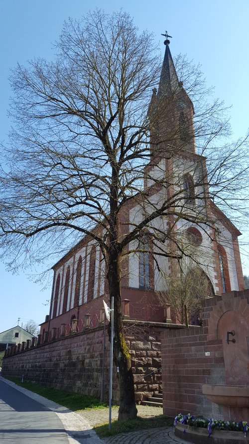 Außenansicht der Pfarrkirche St. Josef in Roßbrunn